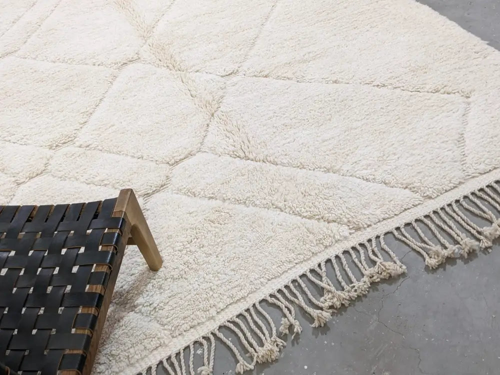Cream-colored moroccan handmade beni ouarain rug with plush wool and geometric pattern by decorbites 295 x 214 cm