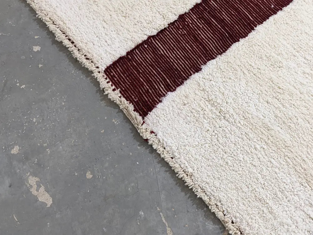 Cream-colored wool beni ouarain rug with bold textured burgundy stripe moroccan handmade traditional beni ouarain rug