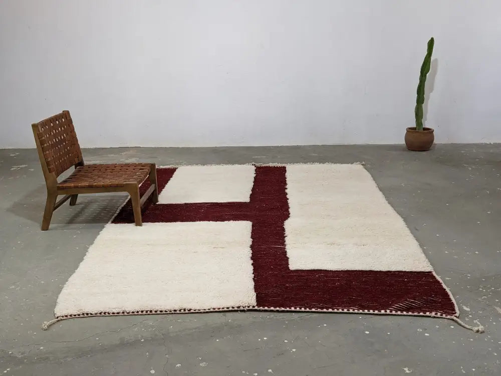 Cream and burgundy geometric wool beni ouarain rug with fringed edges moroccan handmade traditional decorbites