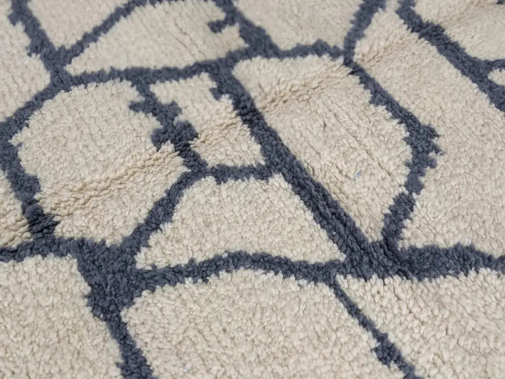 Cream-colored plush shaggy beni ouarain rug with dark gray geometric pattern moroccan handmade 297 x 208 cm