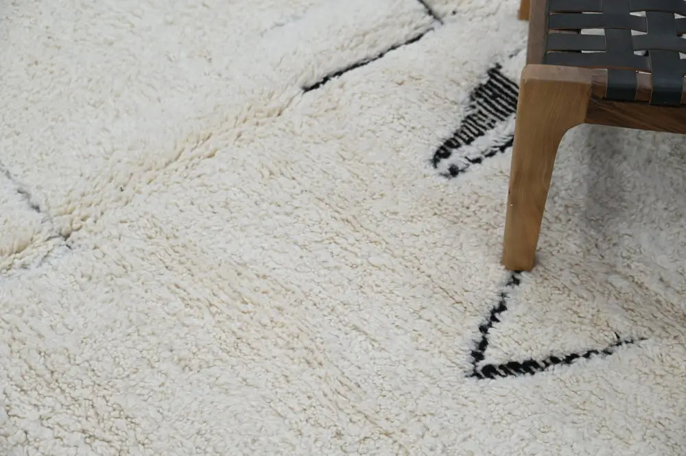 Cream-colored plush wool beni ouarain rug with bold black geometric patterns moroccan handmade 300 x 200 cm