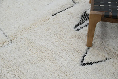 Cream-colored plush wool beni ouarain rug with bold black geometric patterns moroccan handmade 300 x 200 cm