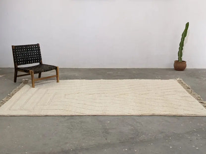Cream-colored textured wool beni ouarain rug with geometric zigzag pattern and fringed edges moroccan handmade 300 x 200 cm