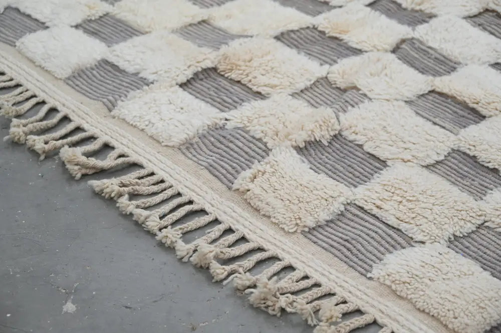 Cream and gray checkered wool beni ouarain rug with fringed edges from DecorBites™ 300 x 203 cm size