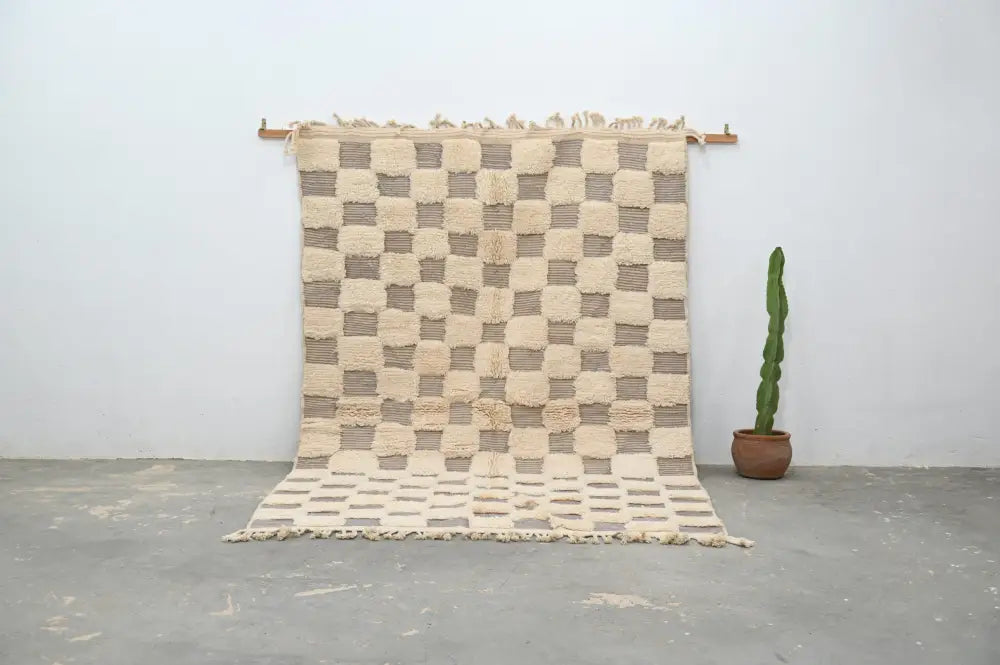 Beige and taupe checkered woven beni ouarain rug with fringed edges handmade by decorbites in 300 x 203 cm