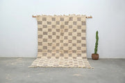 Beige and taupe checkered woven beni ouarain rug with fringed edges handmade by decorbites in 300 x 203 cm