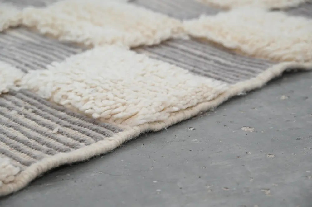 Decorbites™ moroccan handmade traditional beni ouarain rug 300 x 203 cm with textured off-white and gray woven patchwork design
