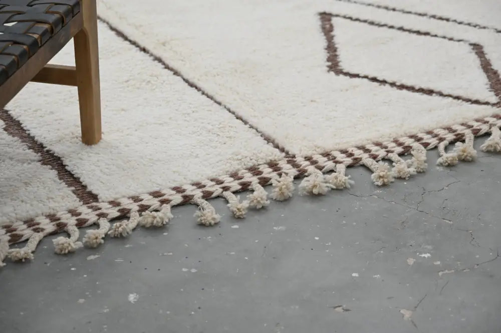 Cream-colored moroccan handmade beni ouarain rug with dark brown geometric pattern and tassels 300 x 210 cm