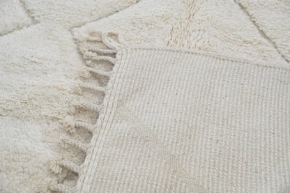 Decorbites™ moroccan handmade beni ouarain rug in cream color with plush wool texture and fringed edges 300 x 212 cm