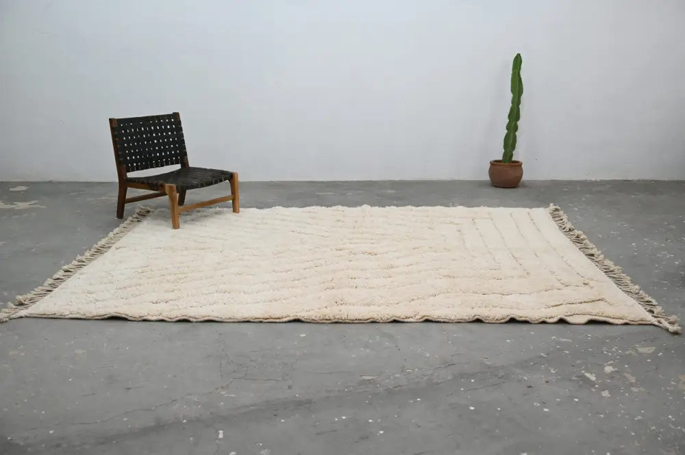 Cream-colored beni ouarain rug, moroccan handmade wool with textured chevron pattern and fringed edges, 300 x 217 cm