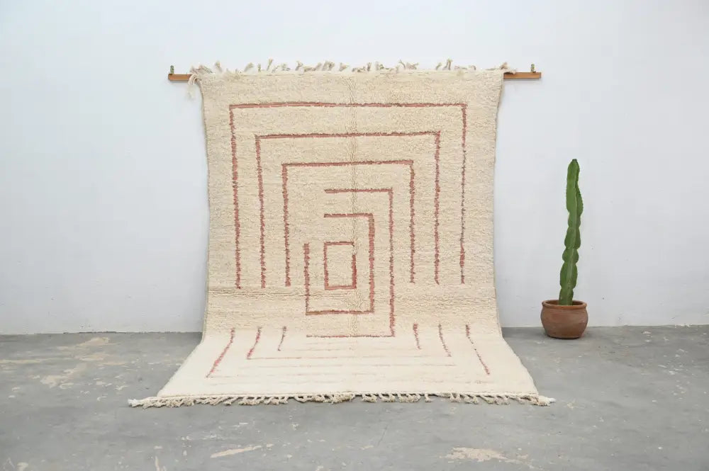 Cream-colored beni ouarain rug with geometric red-brown pattern and fringed edges moroccan handmade wool decor