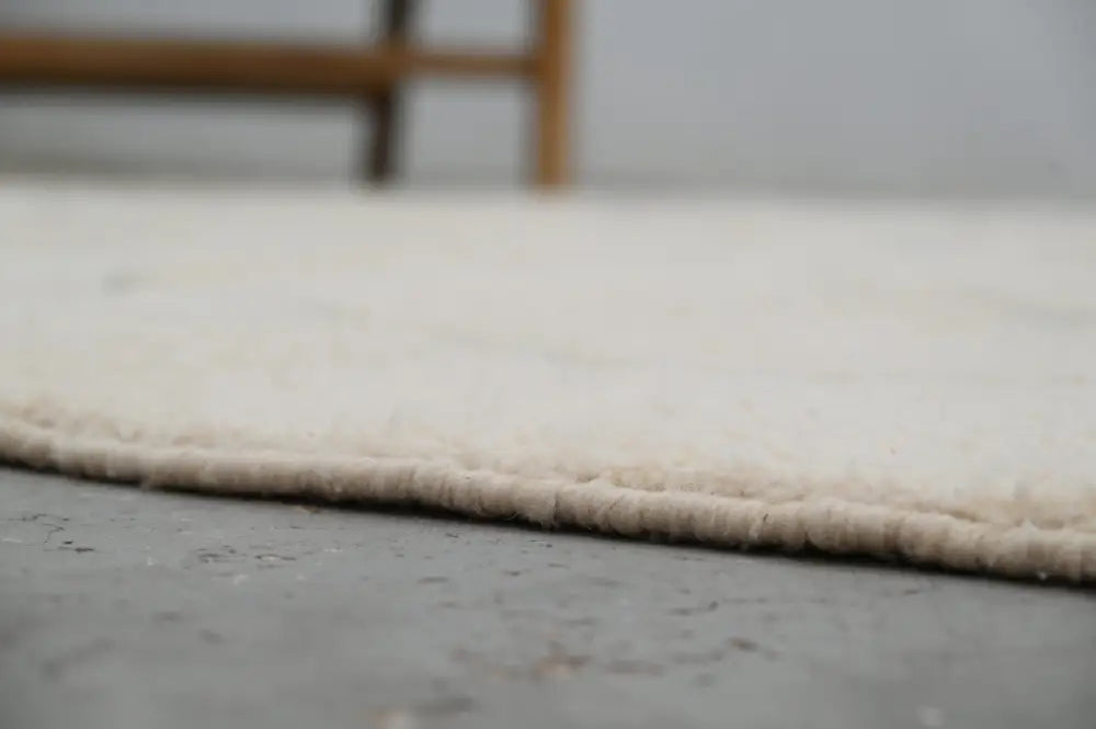 Cream-colored plush woolen beni ouarain rug with soft textured surface and neatly finished edge moroccan handmade 305 x 205 cm