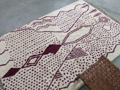 Decorbites™ cream-colored beni ouarain rug with deep burgundy geometric patterns and fringed edges 307 x 213 cm