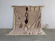 Beige and burgundy geometric-patterned wool beni ouarain rug with fringed edges in 307 x 213 cm size