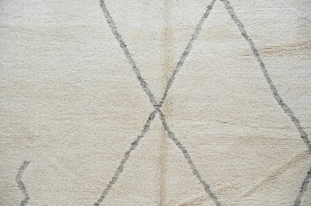 Beige wool beni ouarain rug with subtle gray geometric pattern moroccan handmade traditional berber style