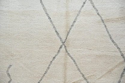 Beige wool beni ouarain rug with subtle gray geometric pattern moroccan handmade traditional berber style