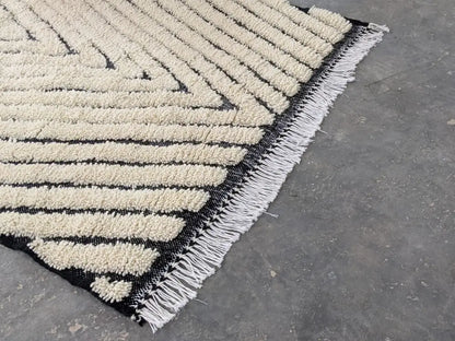 Black and cream beni ouarain tapis with geometric plush stripes and white fringe by decorbites 245 x 146 cm