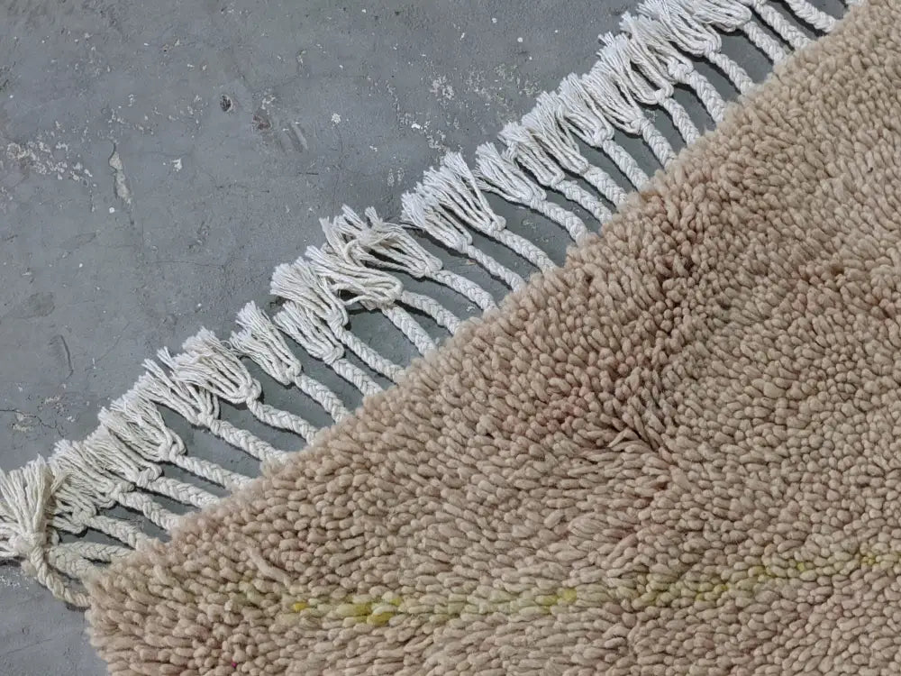 Beige plush-textured tapis beni ouarain rug with white tassel fringe from DecorBites™ 250 x 154 cm
