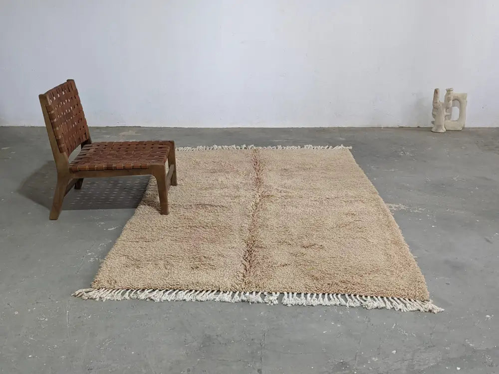 Beige shaggy wool tapis beni ouarain with cream fringe and central seam from decorbites traditional collection