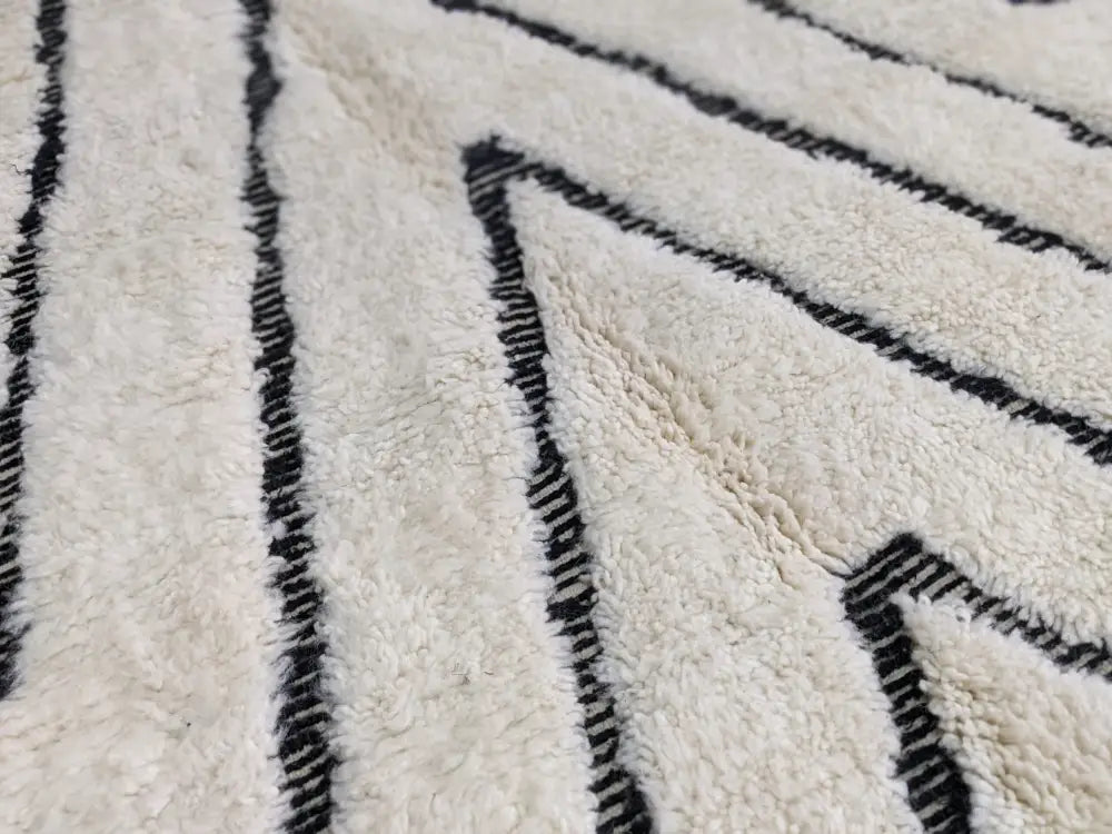 Cream-colored plush wool tapis beni ouarain rug with bold black geometric zigzag patterns 290 x 213 cm