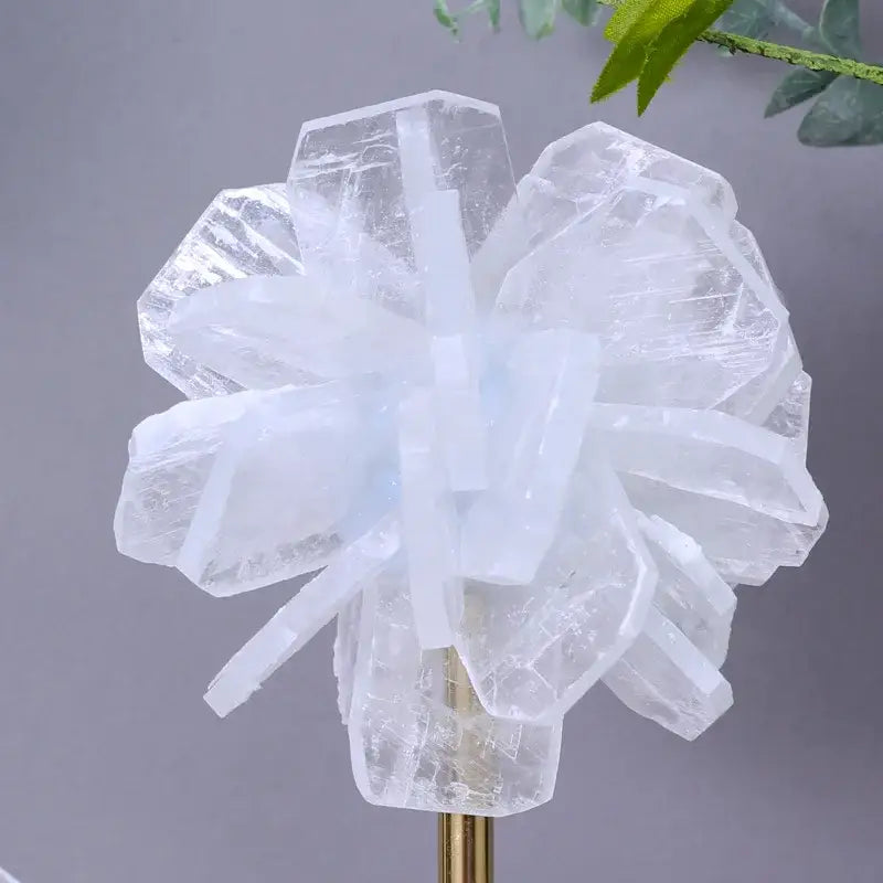 Elegant white organza flower glass craft featuring clear faceted quartz craft hyalinite sculpture on gold stand