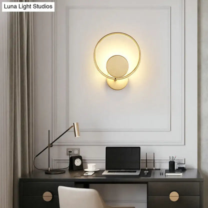 Minimalist gold metal led sconce wall mounted lamp with circular design for modern bedroom lighting
