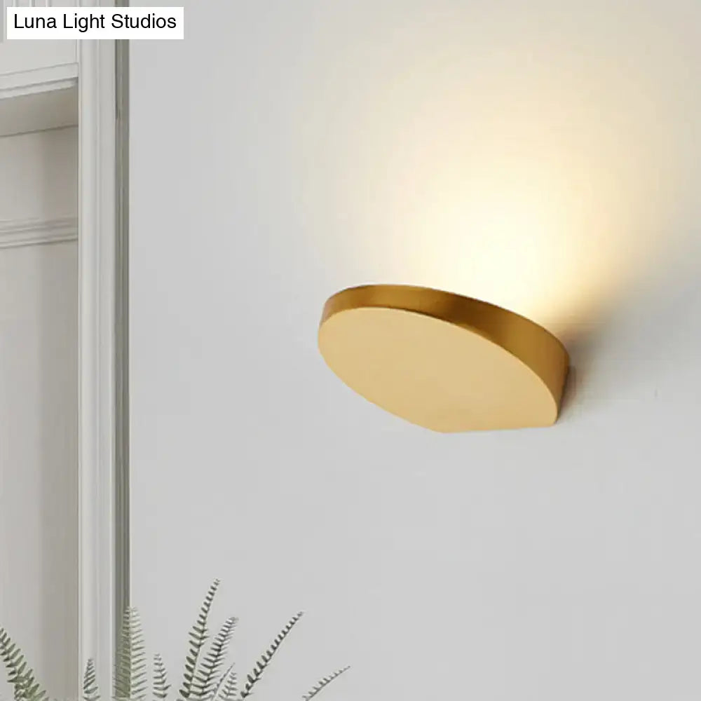 Minimalist led oval wall sconce in gold finish with sleek circular design for corridor lighting with light bulb