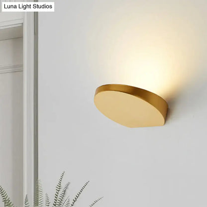 Minimalist led oval wall sconce in gold finish with sleek circular design for corridor lighting with light bulb