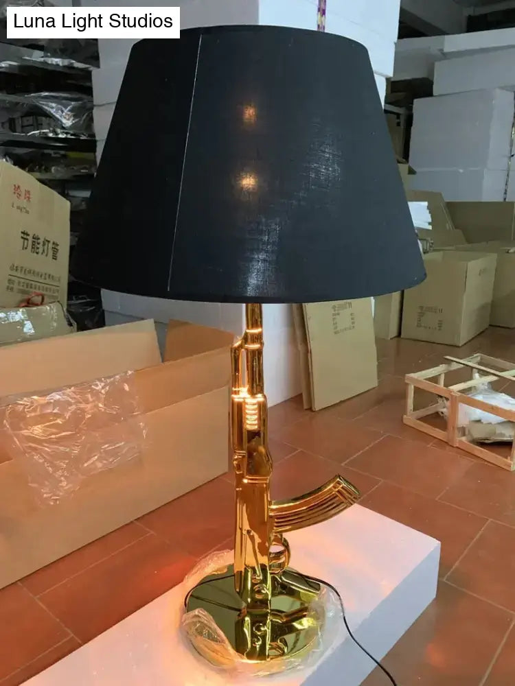 Modern ak47 gun lounge floor lamp with silvery gold lustre ak47 gun base and black fabric shade for bedroom lighting