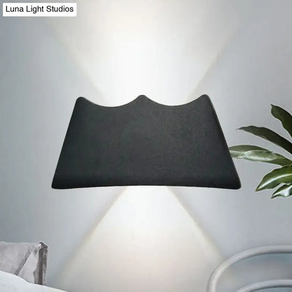 Modern black and silver led wall sconce with matte finish and wave design for 110v-120v and 220v-240v bedroom lighting