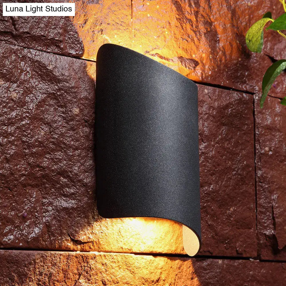 Modern black curved led wall lamp with black matte finish and warm golden light for yard outdoor use