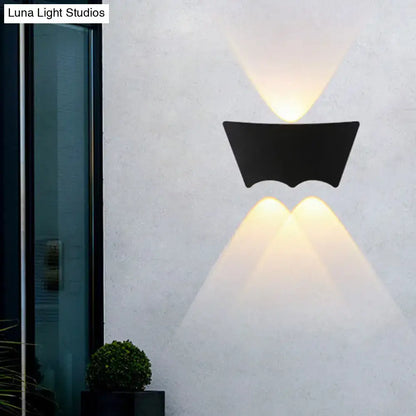 Modern black geometric wall sconce with two upward 220v-240v warm white light beams for bedroom lighting