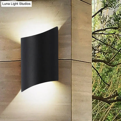 Modern black led outdoor wall sconce with curved design light fixture for patio lighting and outdoor wall sconce use