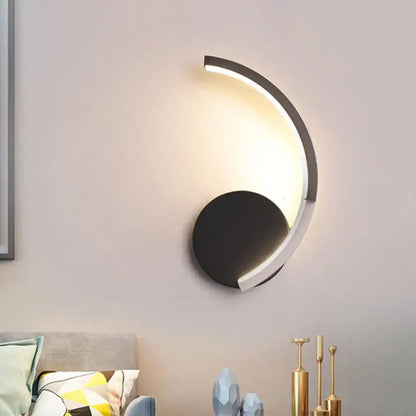 Modern black and white curved wall mounted led sconce emitting warm light compatible with 220v-240v 110v-120v