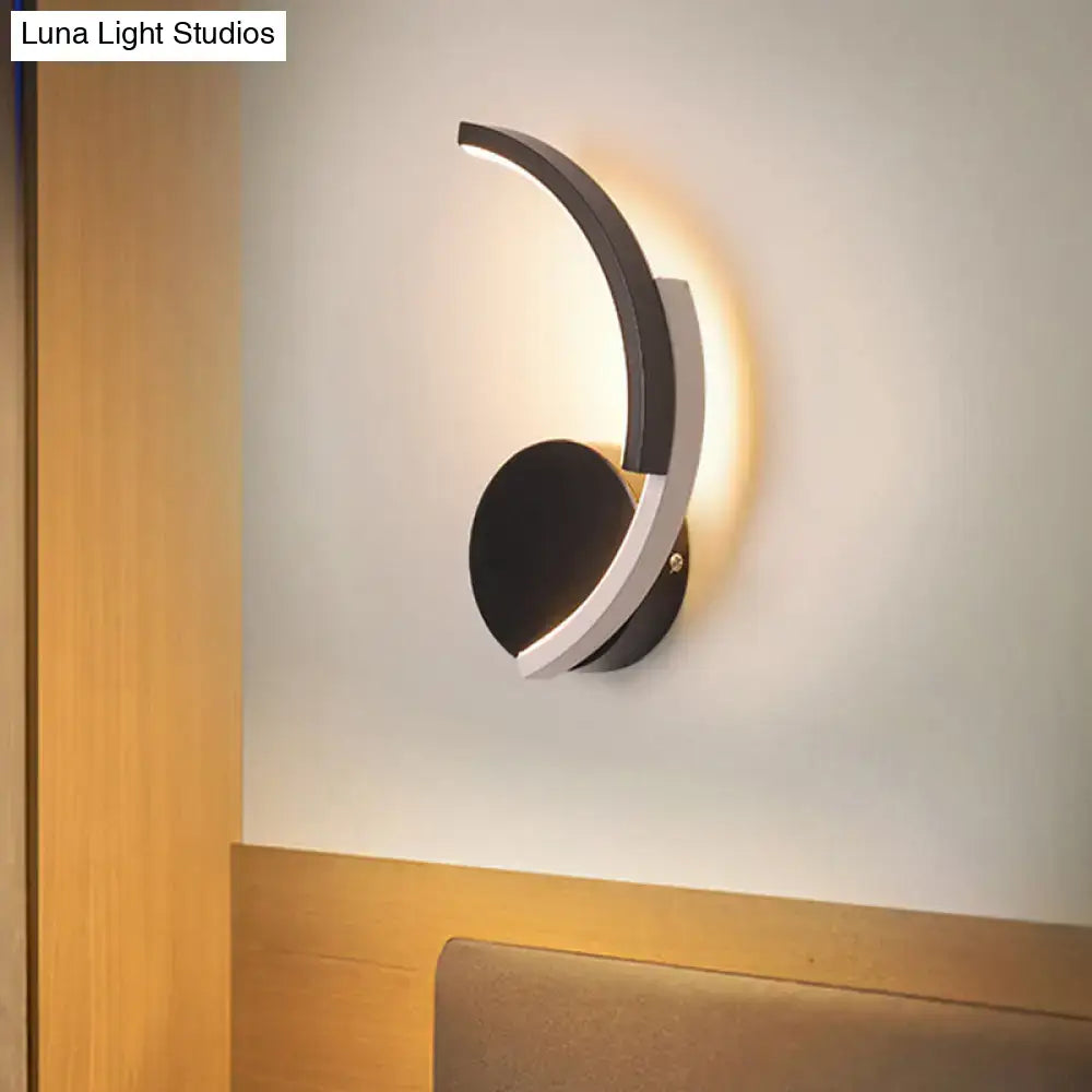 Modern black and white curved led wall mounted sconce with warm light compatible with 220v-240v 110v-120v fittings