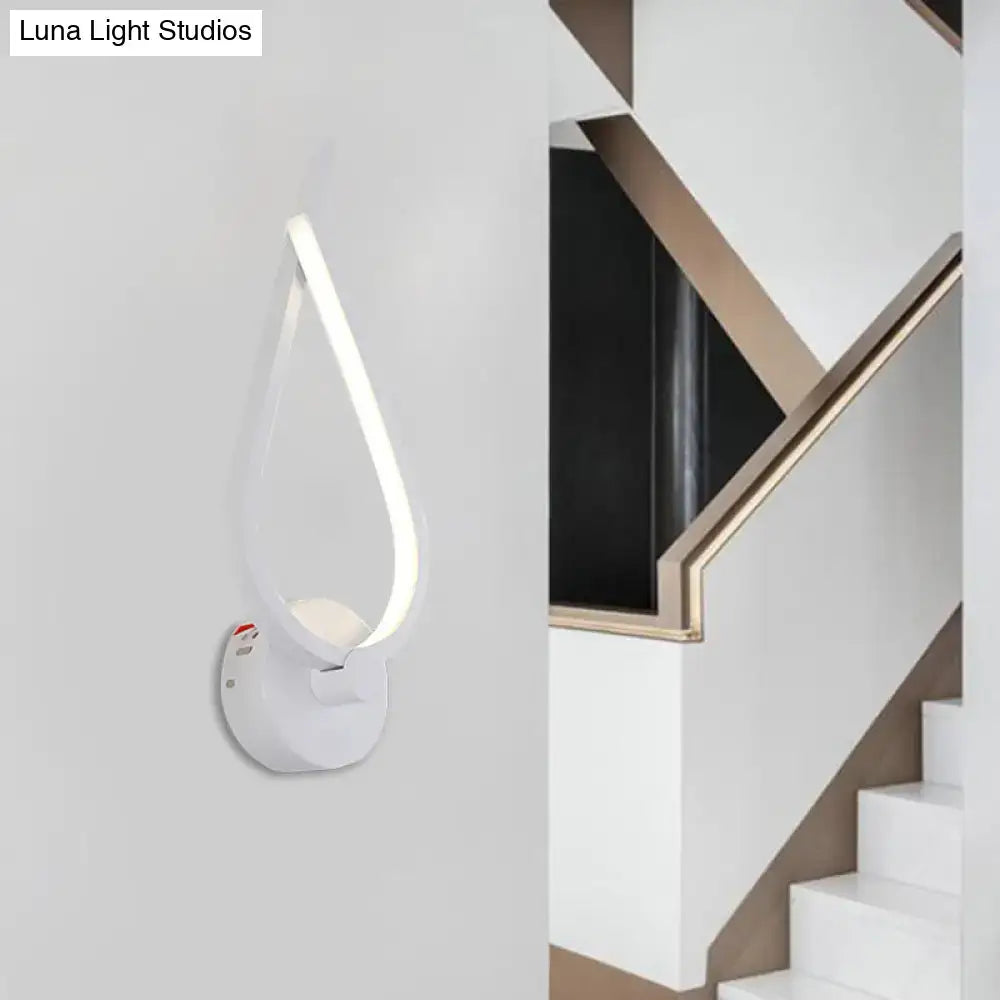 Modern black and white metal kink linear wall light with a sleek white led teardrop-shaped sconce fixture