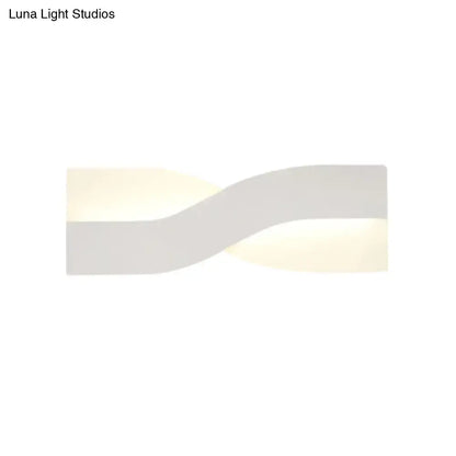 Modern gold twisted led wall lamp with 8in fixture width wave design and soft warm glow for 110v-240v use