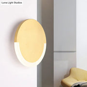 Modern white and gold round acrylic wall sconce with warm white light and 220v-240v 110v-120v compatibility