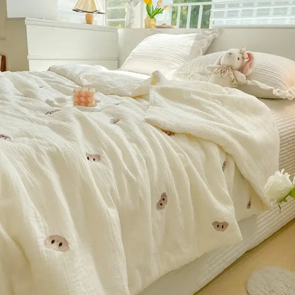 Cream-colored cotton muslin double layer yarn summer quilt with embroidered baby pig faces for bedroom use