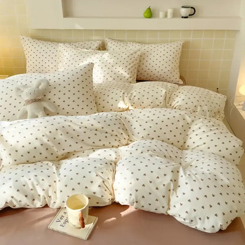 Cream-colored quilted bedspread set with dark gray heart pattern featuring double layer yarn material for bedrooms