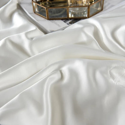 A luxurious white satin summer mulberry silk comforter with smooth glossy finish for queen twin double beds